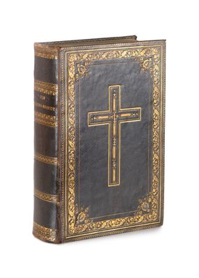 un vieux livre sur lequel est posée une croix
