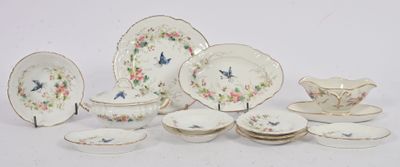 de nombreuses pièces de vaisselle exposées sur la table