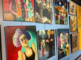 de nombreux tableaux accrochés au mur d'une pièce où sont accrochés des tableaux