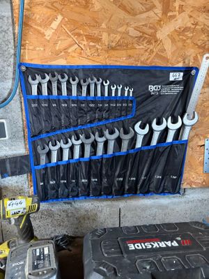 de nombreuses clés dans un porte-outils accroché au mur