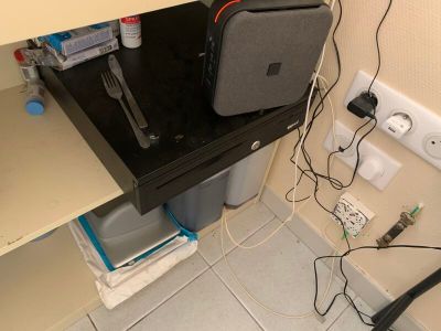une photo d'un bureau d'ordinateur sur lequel est posé un ordinateur portable