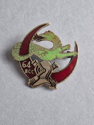 un gros plan d'un insigne orné d'un dragon