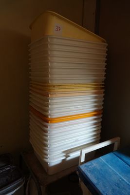 une pile d'assiettes en plastique posée sur une table