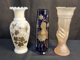 trois vases posés l'un à côté de l'autre sur une table