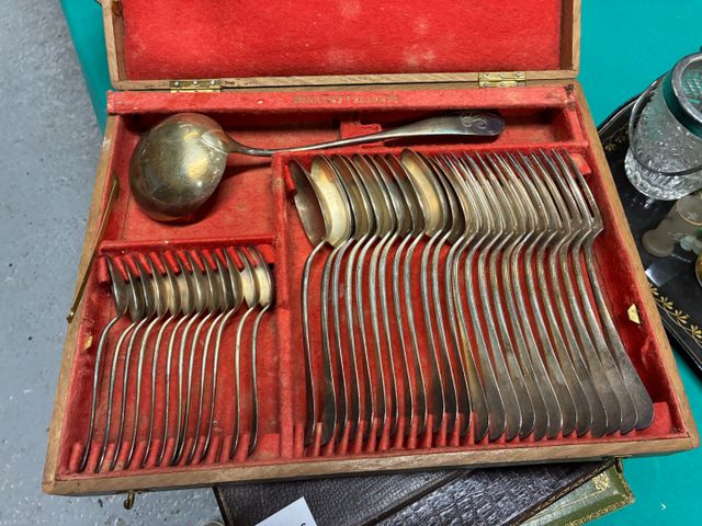 Ménagère et couverts en métal argenté en coffret