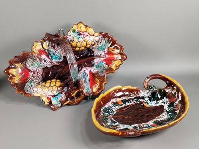 deux plats décoratifs posés sur une table