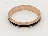 une bague en or avec une bande noire sur un fond blanc
