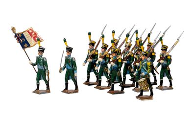 Les petits soldats portent des uniformes verts et tiennent des drapeaux
