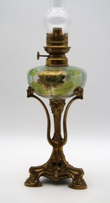 une lampe en verre posée sur un pied
