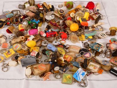 un tas de porte-clés de toutes sortes posés sur une table