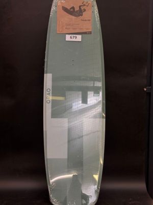 une planche de surf avec une étiquette, posée sur une table