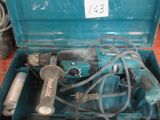 une boîte à outils bleue avec des outils sur le sol
