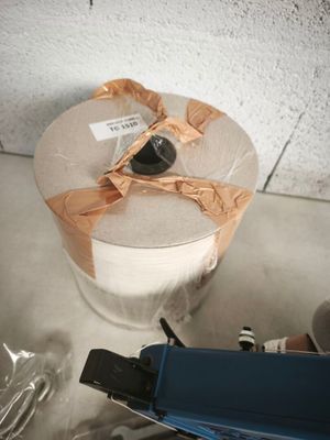 un rouleau de papier toilette par terre, à côté d'un autre rouleau de papier toilette