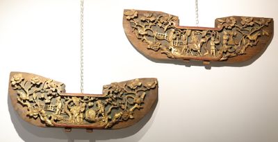 deux œuvres d'art accrochées au mur