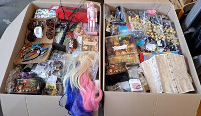 45 / 1 palette de 139 kg de mix (perruque, pinces à ch… - Photo 1