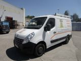 une camionnette blanche garée dans un parking