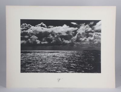 photographie en noir et blanc d'une photo en noir et blanc représentant un plan d'eau
