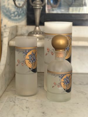 deux flacons de parfum posés sur un comptoir devant un miroir