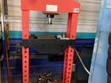 l'image d'une machine dans un garage