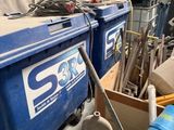 beaucoup de bric-à-brac dans une pièce remplie d'outils