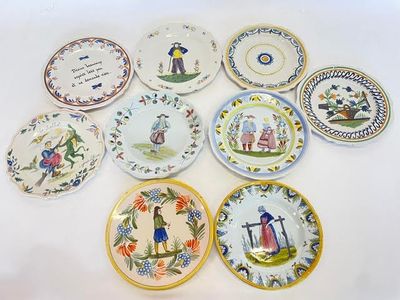 plusieurs assiettes à motifs différents sur une table