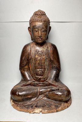 Bouddha en bois laqué noir à rehauts d'or, en position de «D…