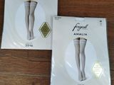 une paire de collants blancs posée sur une table en bois sur laquelle est posée une étiquette