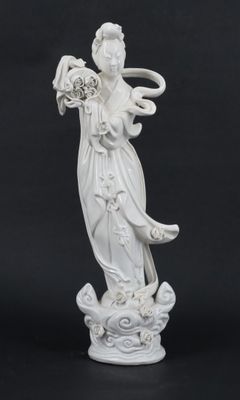 statue d'une femme tenant un panier de fleurs sur fond noir