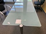 une table de bureau avec un plateau en verre