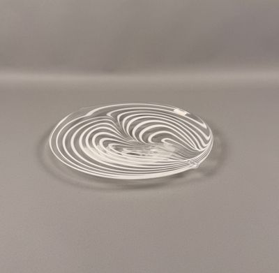 un gros plan d'une plaque de verre ornée d'un motif en spirale