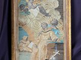 une vieille photo représentant un tableau sur une toile violette