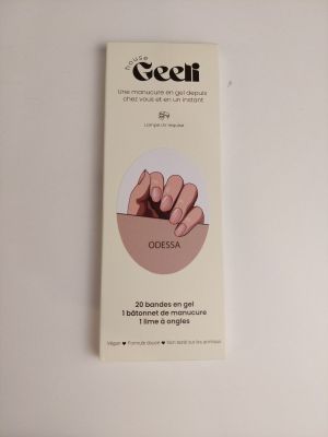 un paquet de vernis à ongles posé sur une table