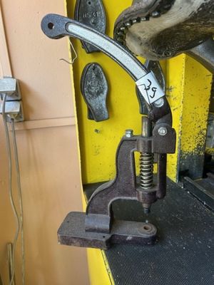 une photo d'une machine sur laquelle est représentée une tête de cheval