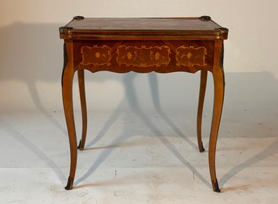 une petite table en bois surmontée d'un tiroir