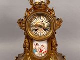 une horloge en or posée sur une table