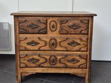 une commode en bois posée sur un sol carrelé