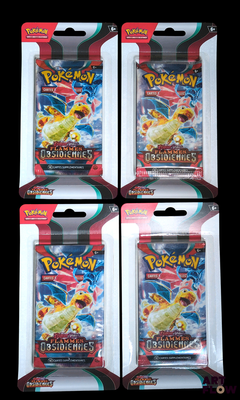 quatre paquets de cartes à collectionner Pokémon dans des emballages en plastique, sur fond noir