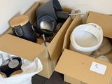 une boîte contenant des toilettes, posée à côté d'une pile de boîtes