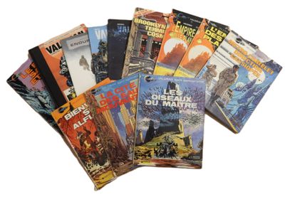 un grand nombre de livres posés sur une table