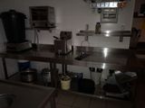 une cuisine avec des plans de travail en inox et un évier