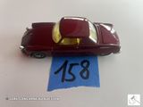 une petite voiture rouge sur laquelle figure un numéro