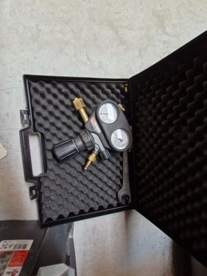 une mallette noire contenant des outils, posée sur une table