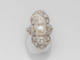 une bague Art déco sertie de perles et de diamants