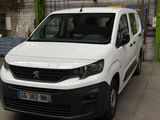 une camionnette blanche garée dans un parking