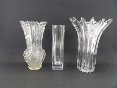 deux vases en verre transparent posés l'un à côté de l'autre sur une table