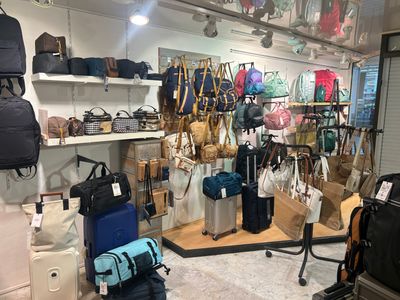 une pièce remplie d'une multitude de sacs et de bagages