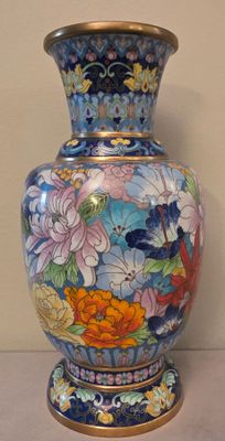 Vase pansu à col évasé en bronze émail cloisonné, décor flor…