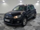 La Volkswagen Tiguan noire est garée dans une grande pièce.