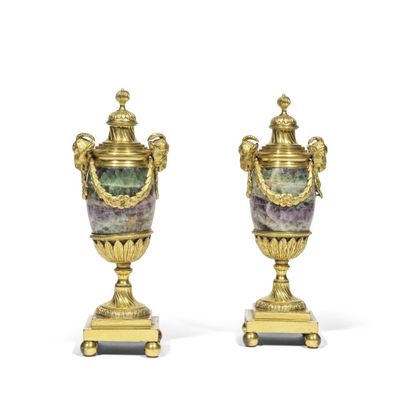 paire d'urnes anciennes en laiton et marbre, munies de poignées