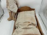 un ours en peluche posé à côté d'un lit